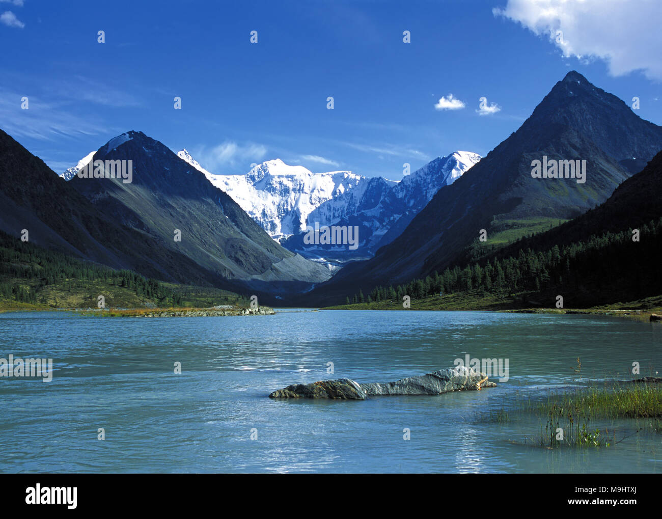 Ak-kem lago contro la cima di una montagna. Altai, Russia Foto Stock