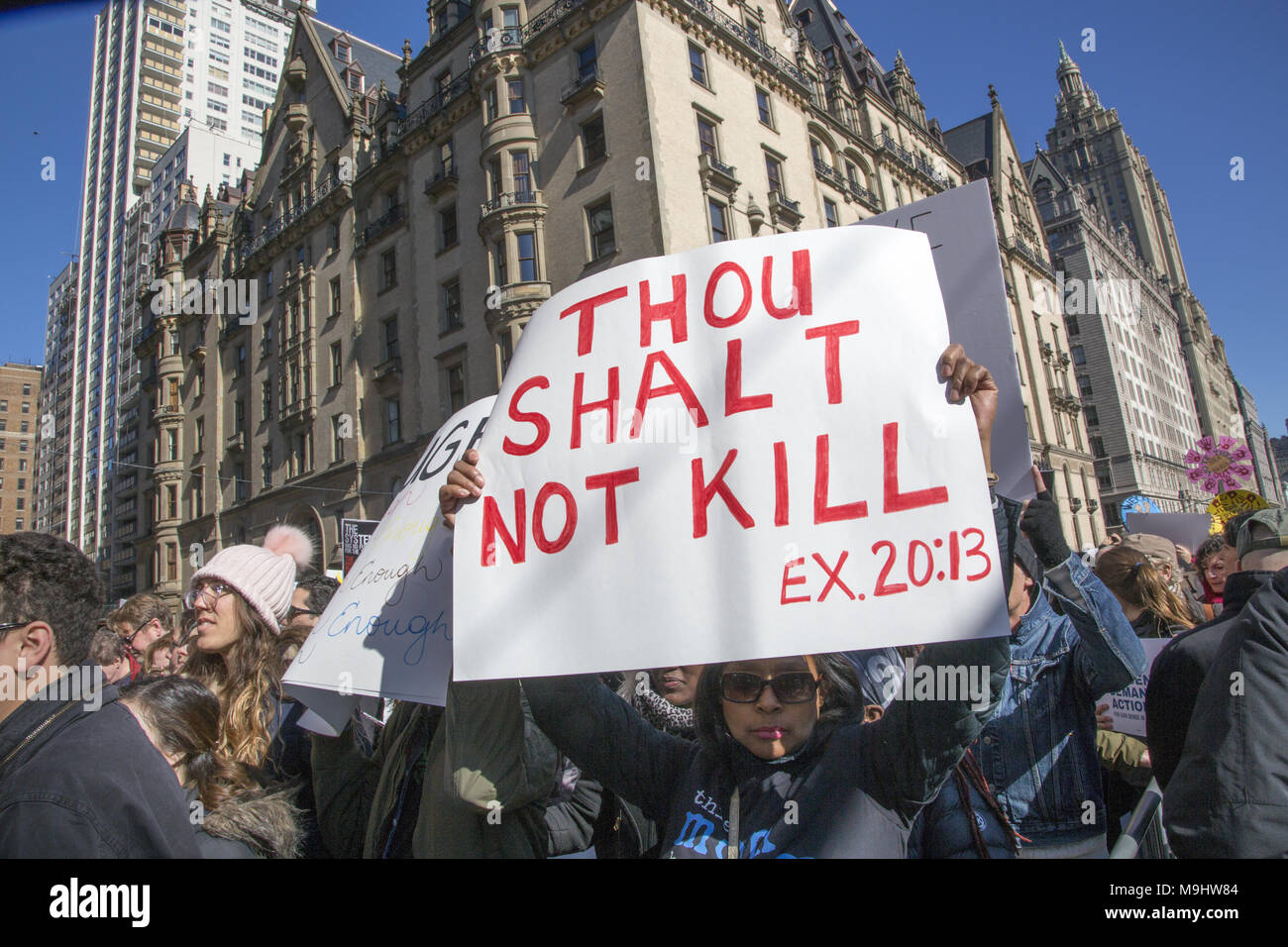 New York, 24 marzo 2018: studenti e molti altri hanno dimostrato in 'Marco per la nostra vita' marzo dappertutto negli Stati Uniti per porre fine al massacro di studenti americani nelle scuole e la pistola di decessi correlati generalmente in noi. Quasi 200.000 hanno marciato in New York City. Foto Stock