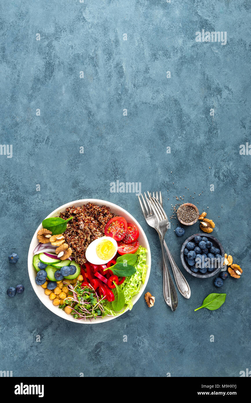 Ciotola di Buddha cena con uova sode, ceci, pomodoro fresco, peperoni, cetrioli, cavolo verza, cipolla rossa, verde i germogli di foglie di spinaci, mirtillo Foto Stock