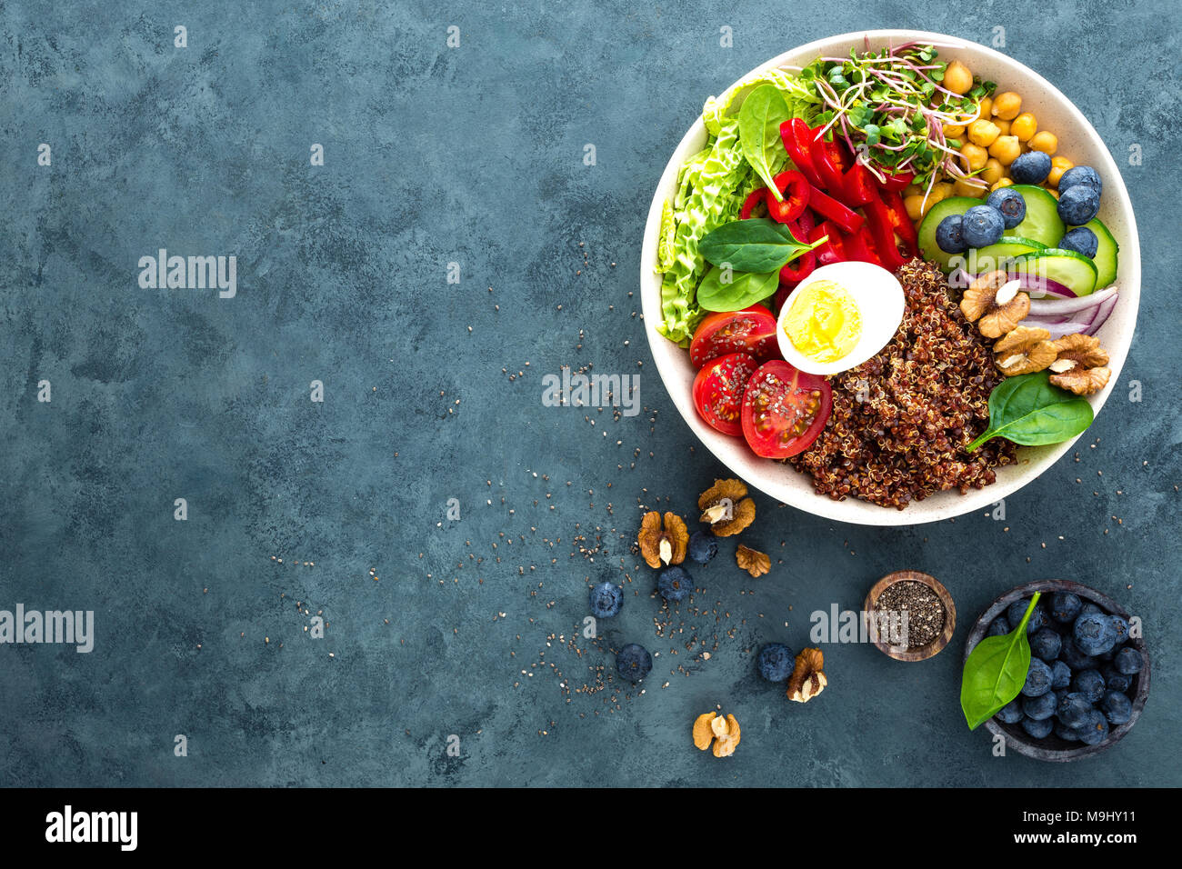 Ciotola di Buddha cena con uova sode, ceci, pomodoro fresco, peperoni, cetrioli, cavolo verza, cipolla rossa, verde i germogli di foglie di spinaci, mirtillo Foto Stock
