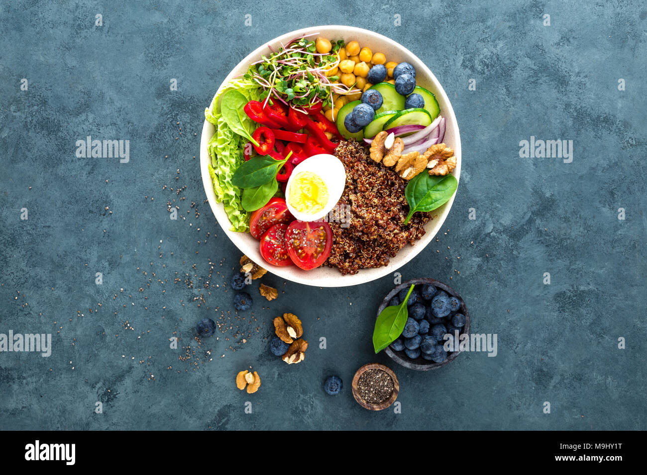 Ciotola di Buddha cena con uova sode, ceci, pomodoro fresco, peperoni, cetrioli, cavolo verza, cipolla rossa, verde i germogli di foglie di spinaci, mirtillo Foto Stock