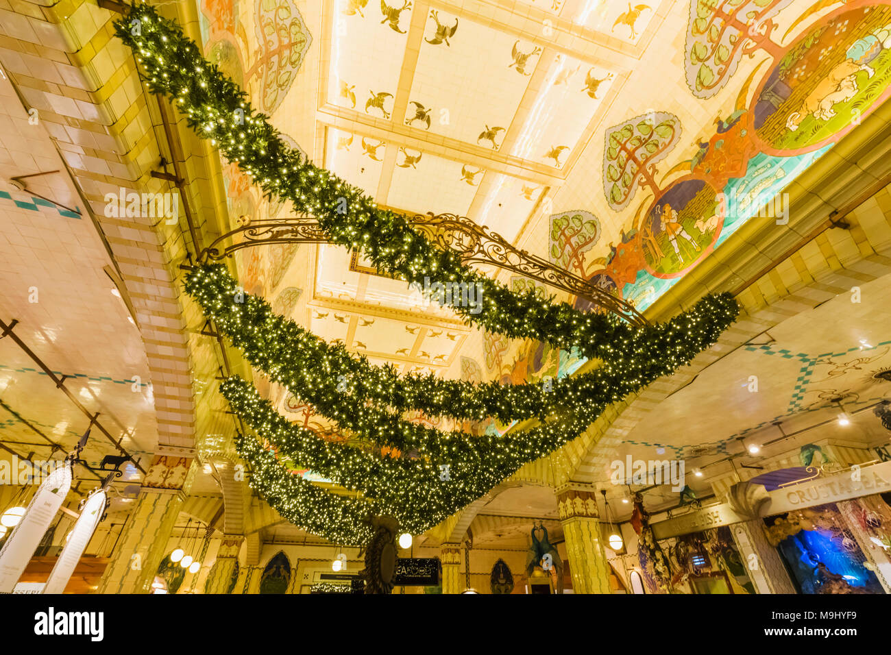 Decorazioni Natalizie Harrods.Inghilterra London Knightsbridge Harrods Food Hall Con Decorazioni Di Natale Foto Stock Alamy