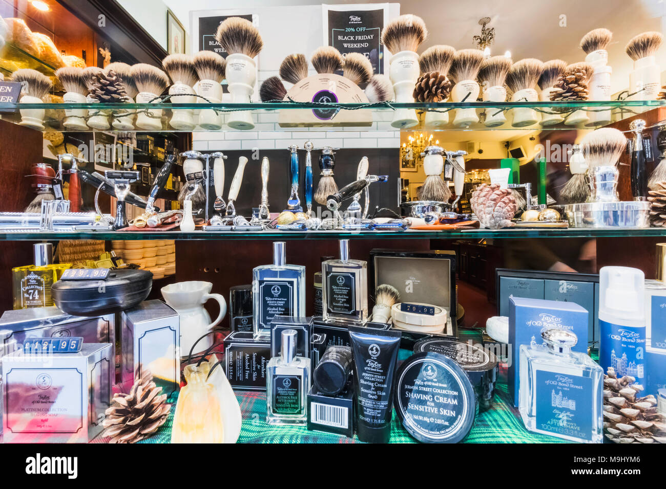 Inghilterra, Londra, Jermyn Street, Taylor di Bond Street Mens Store Window Display Foto Stock