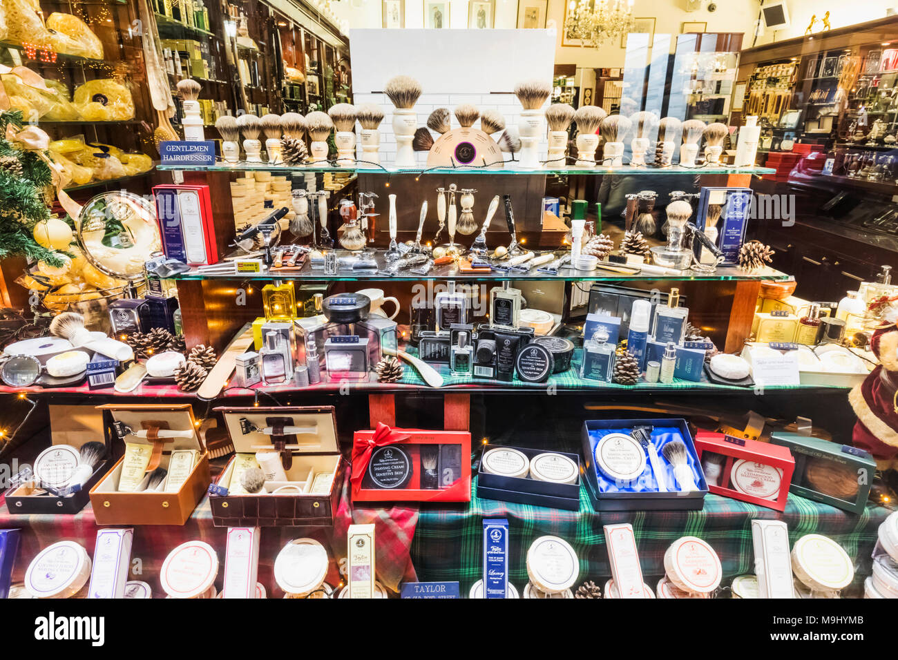 Inghilterra, Londra, Jermyn Street, Taylor di Bond Street Mens Store Window Display Foto Stock