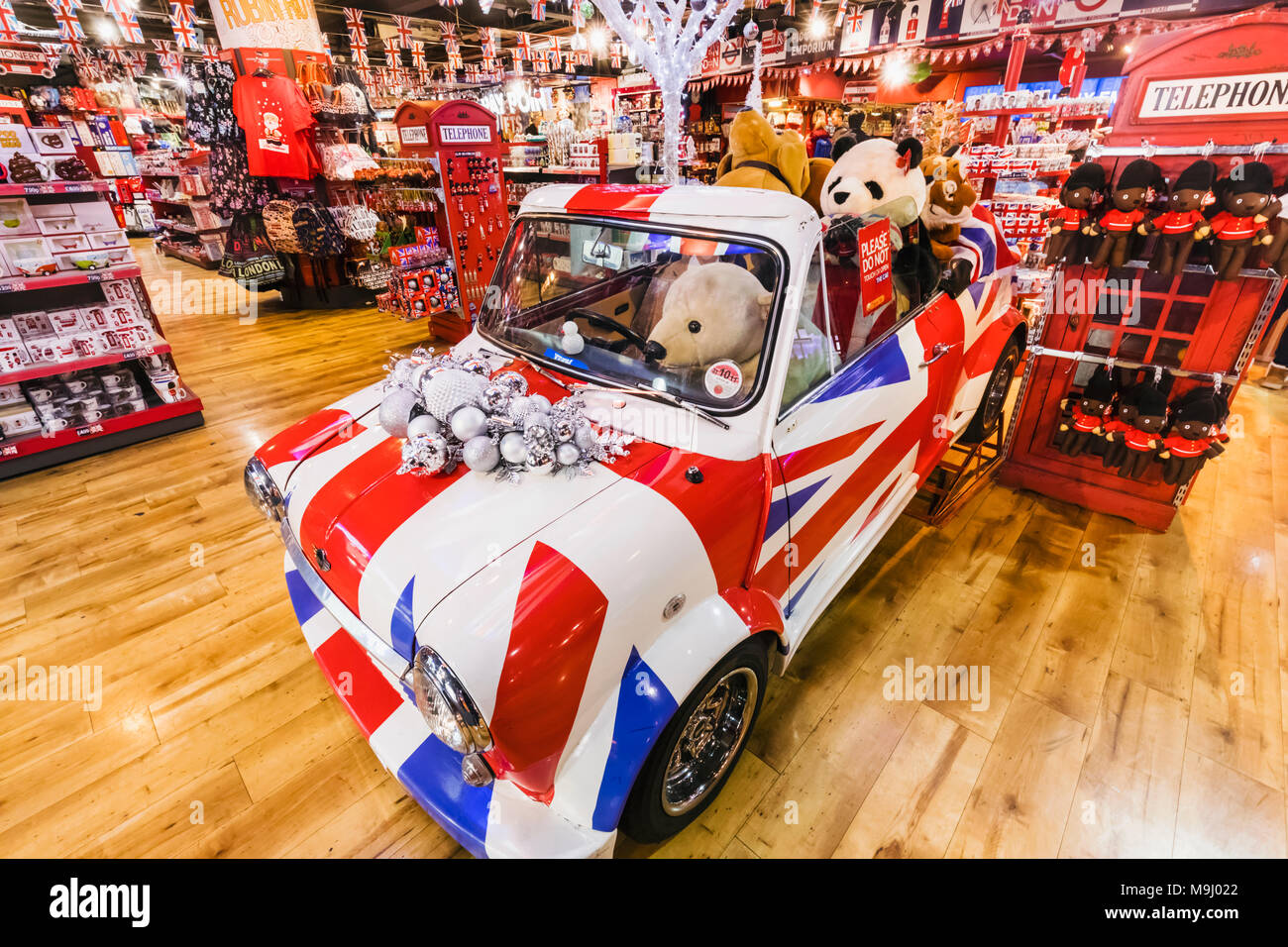 Inghilterra, Londra, Piccadilly Circus, il Negozio di souvenir del display Mini auto e negozio di souvenir Foto Stock