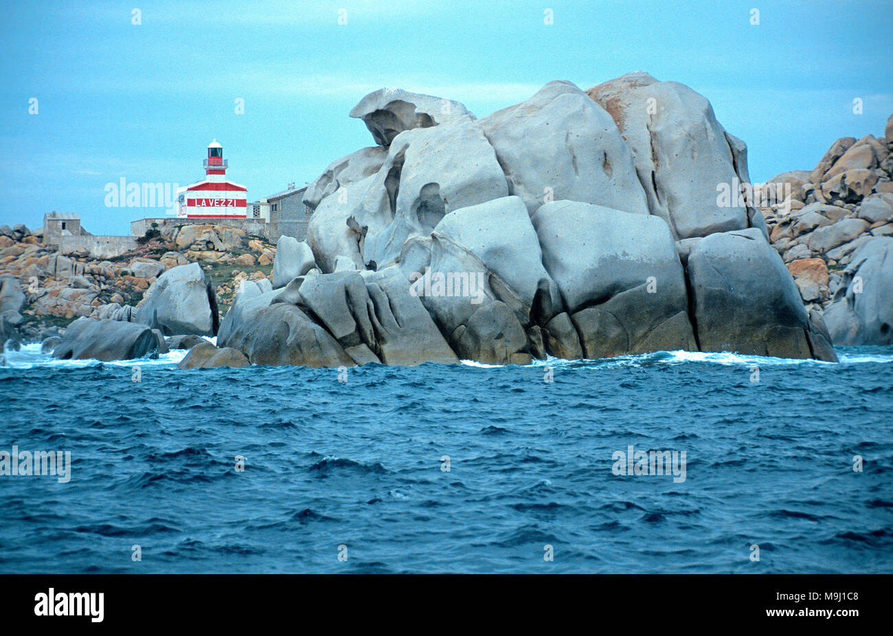 Faro di Lavezzi, isole Lavezzi, un gruppo di piccole isole di granito tra la Corsica e la Sardegna, Corsica, Francia, Mediterraneo, Europa Foto Stock