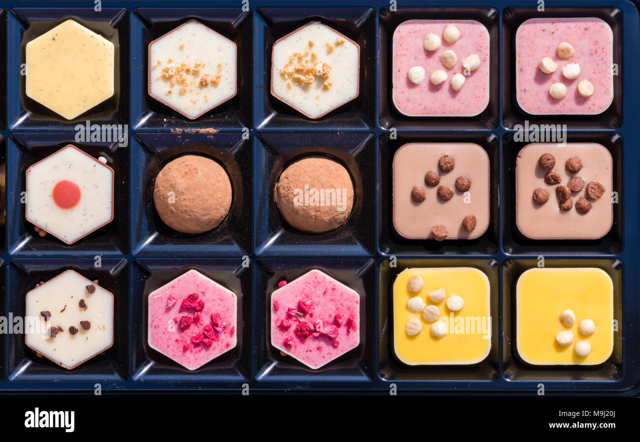 Scatola di cioccolatini da sopra. Casella di selezione o assortimento di cioccolatini di lusso, vista dall'alto. Foto Stock
