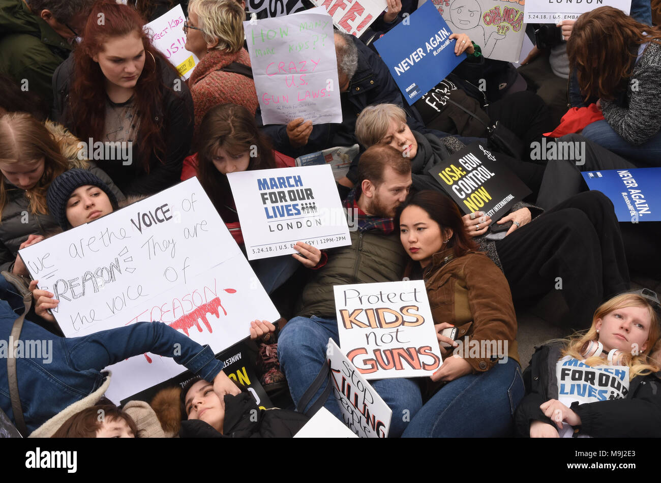 Marzo per la nostra vita,massa simbolico die-in,Pistola protesta di controllo,Ambasciata statunitense,Battersea,London.UK Foto Stock