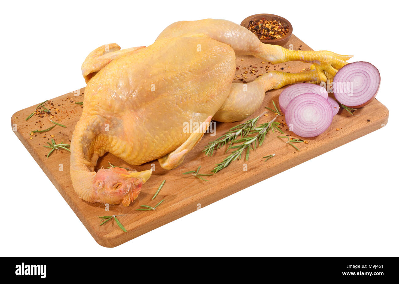 Tutto il pollo crudo sul bordo di taglio Foto Stock