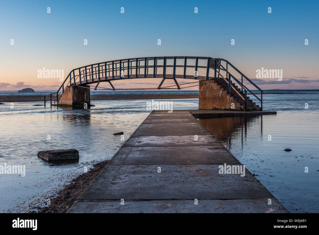 Questo ponte è noto come 'Il Bridge To Nowhere' e fu costruita come parte di Dunbar vittoriana beach regime di miglioramento. Esso attraversa Biel acqua dove f Foto Stock
