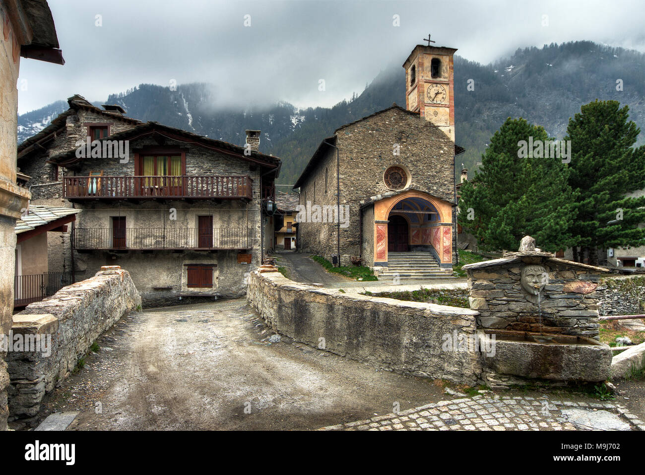 Il borgo di Chianale è l'ultimo e più alto (1800 m slm) della Valle Varaita, Italia. È sulla lista dei borghi più belli d'Italia. Foto Stock