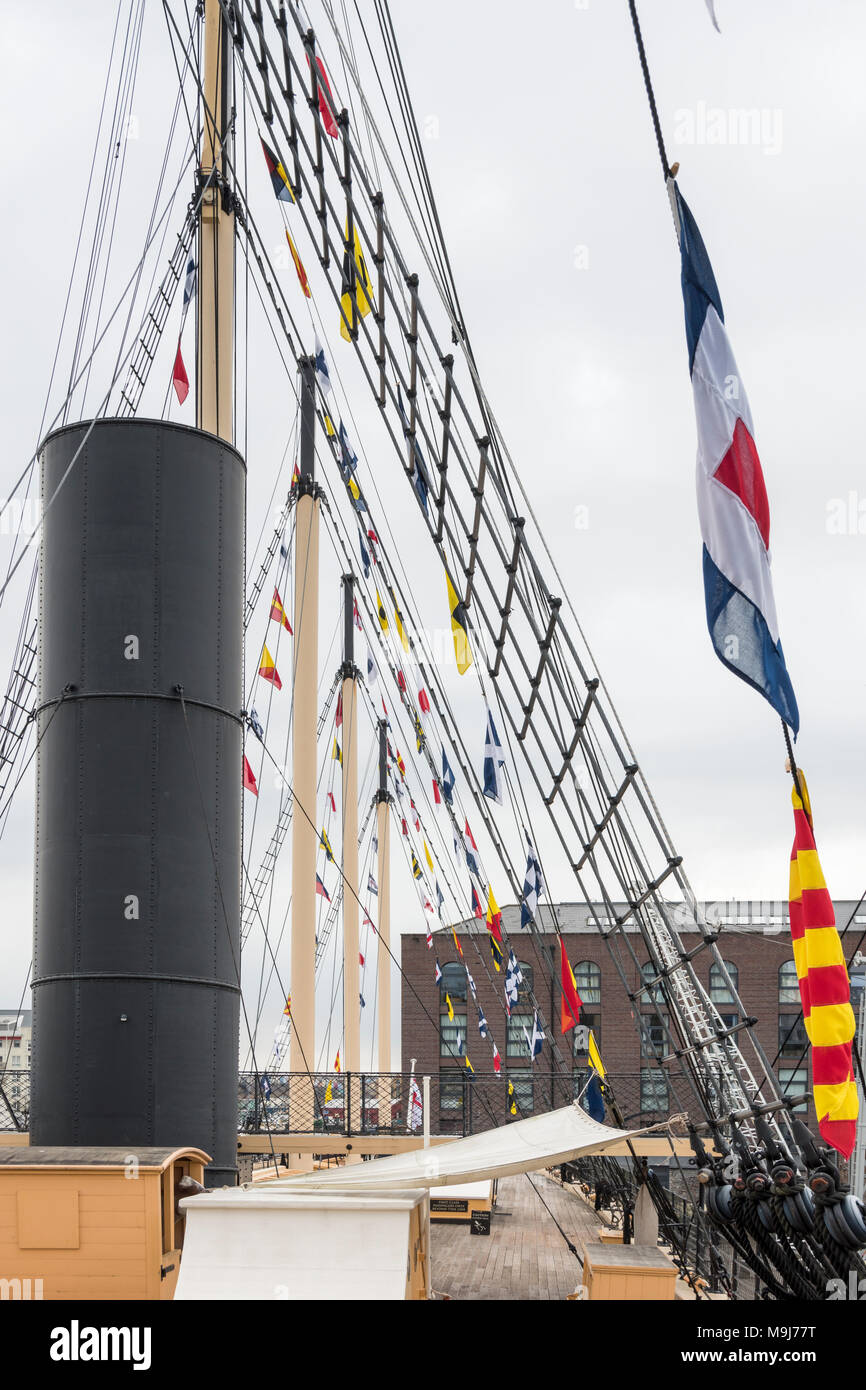 Bandiere nautiche e armamento volare al di sopra della SS Gran Bretagna su Bristol's Floating Harbour. Foto Stock