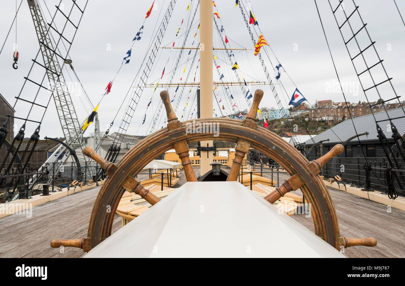 Bandiere nautiche e armamento volare al di sopra della SS Gran Bretagna su Bristol's Floating Harbour. Foto Stock