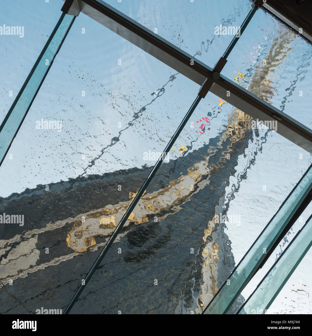 Sotto il vetro che sigilla la carena della SS Gran Bretagna e lo mantiene privo di umidità. Bristol Foto Stock