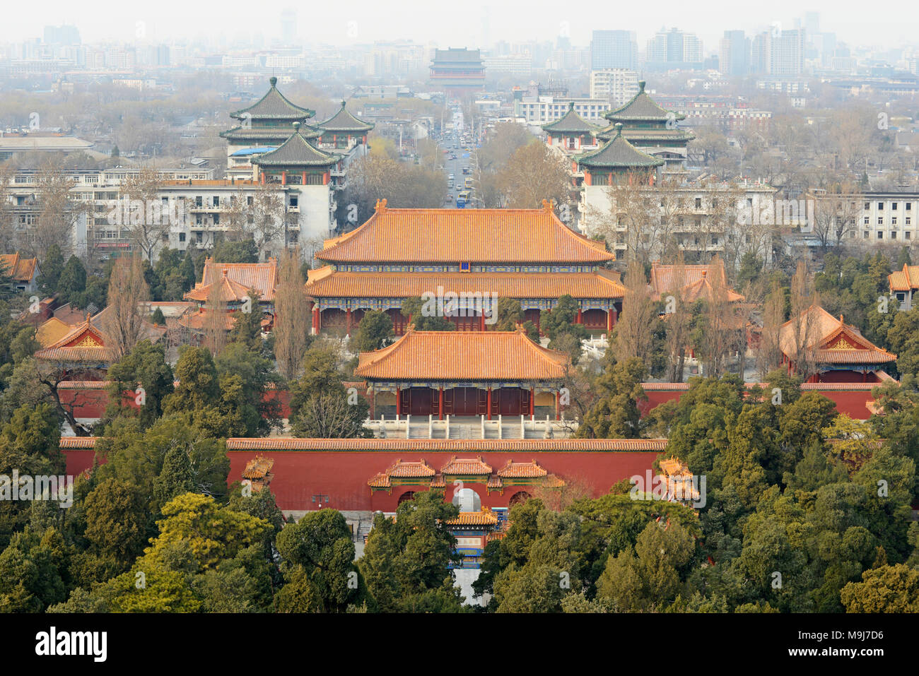 Vista su edifici tradizionali a nord del Parco Jingshan a Di'anmen street e oltre alla torre del tamburo nella distanza, il governo centrale di Pechino, Cina Foto Stock