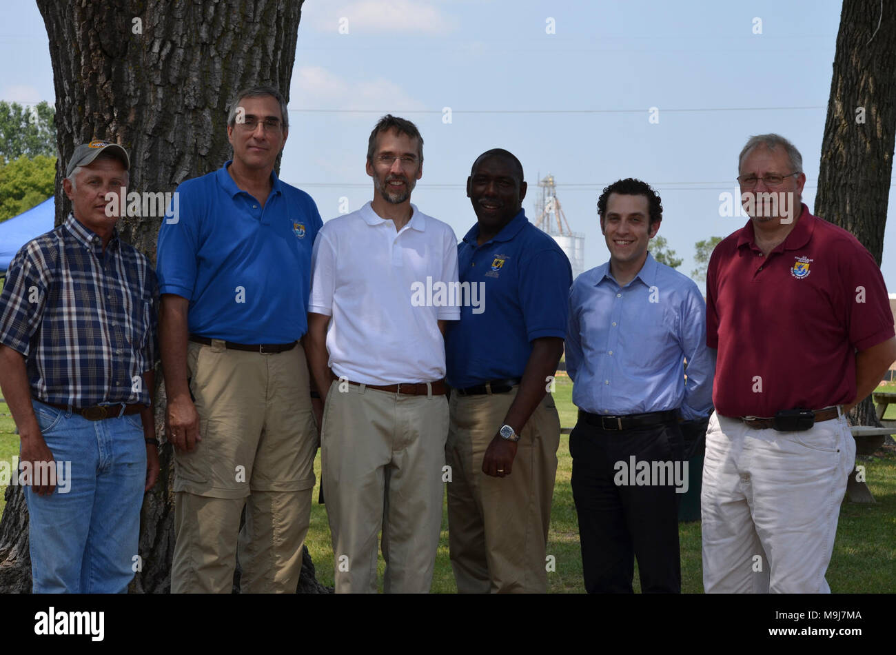 Da sinistra a destra: Billy Hildebrand (KFAN Radio), servizio di Direttore Regionale Tom Melius. Federal Duck Stamp artista Joe Hautman, Servizio di assistente alla regia di uccelli migratori Girolamo Programma Ford, Adam Schiff, Direttore di Outreach per il Sen. Klobuchar, Jim Hodgson, Capo di fauna selvatica e pesca sportiva programma di restauro. Foto di servizio. Foto Stock