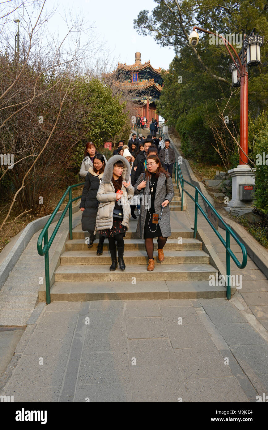I visitatori di Jingshan Park di Pechino, Cina, scendere una scalinata dal padiglione Jifang Foto Stock