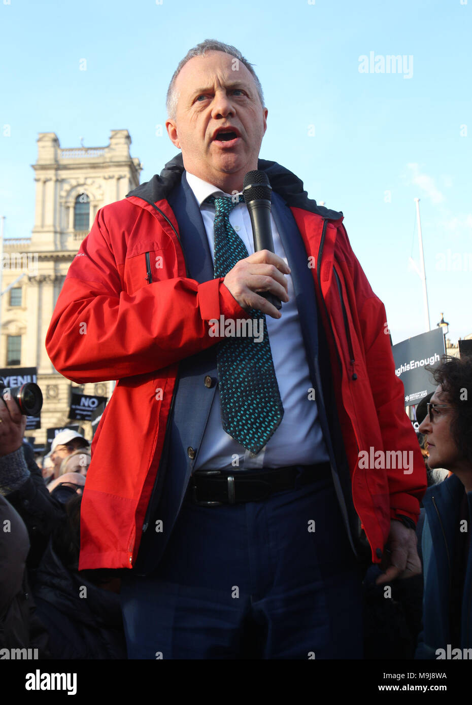 Il deputato laburista John Mann parla durante una protesta contro l'antisemitismo nel partito laburista di Parliament Square, Londra, mentre i leader della comunità ebraica hanno lanciato un attacco spaventoso contro Jeremy Corbyn, sostenendo di aver schierato con gli antisemiti "di nuovo e di nuovo". Foto Stock