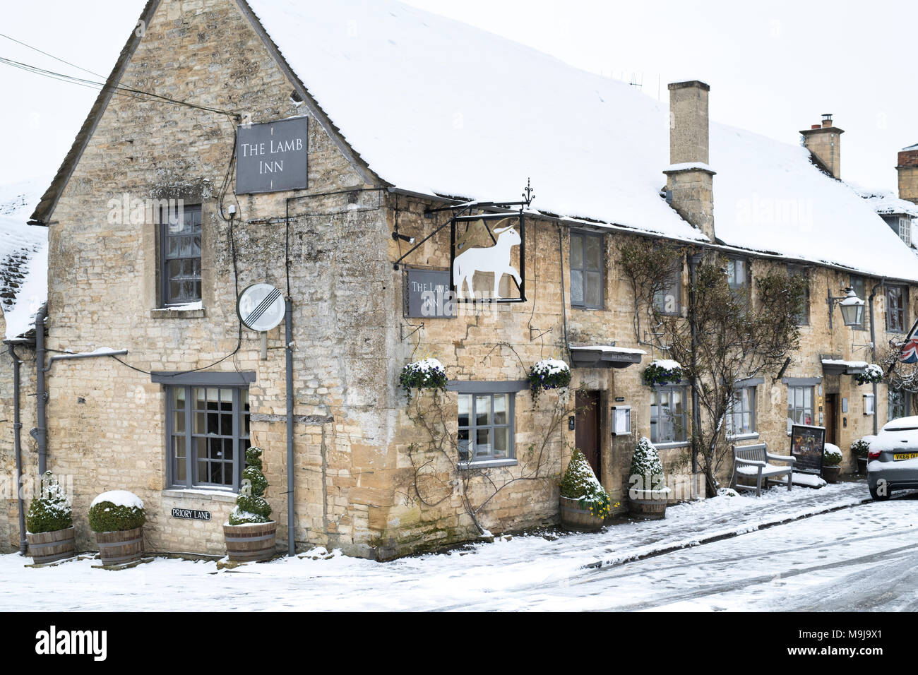 L Agnello Inn in sheep street in inverno la neve. Burford, Cotswolds, Oxfordshire, Inghilterra Foto Stock