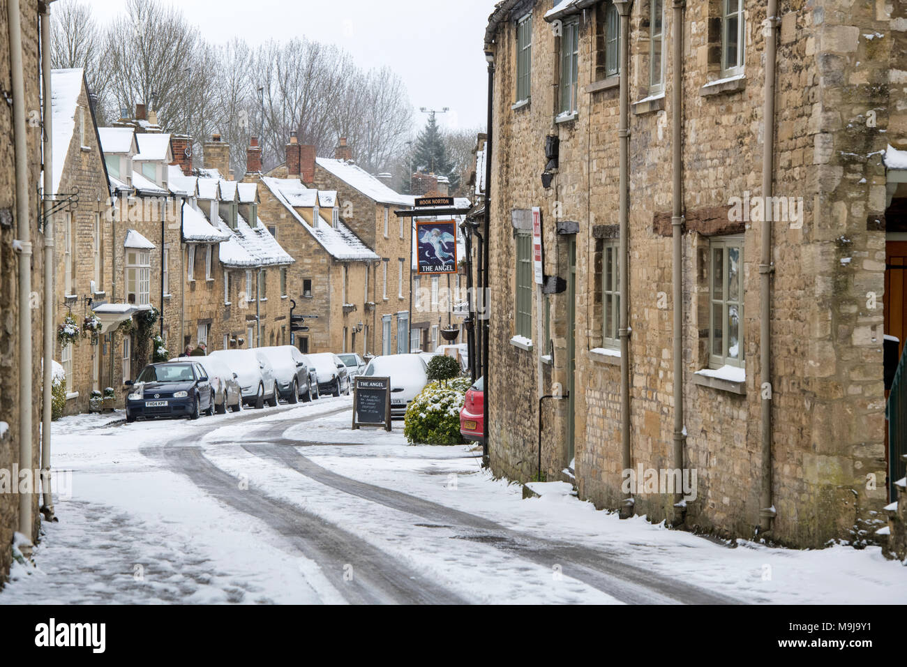 Witney street in inverno la neve. Burford, Cotswolds, Oxfordshire, Inghilterra Foto Stock