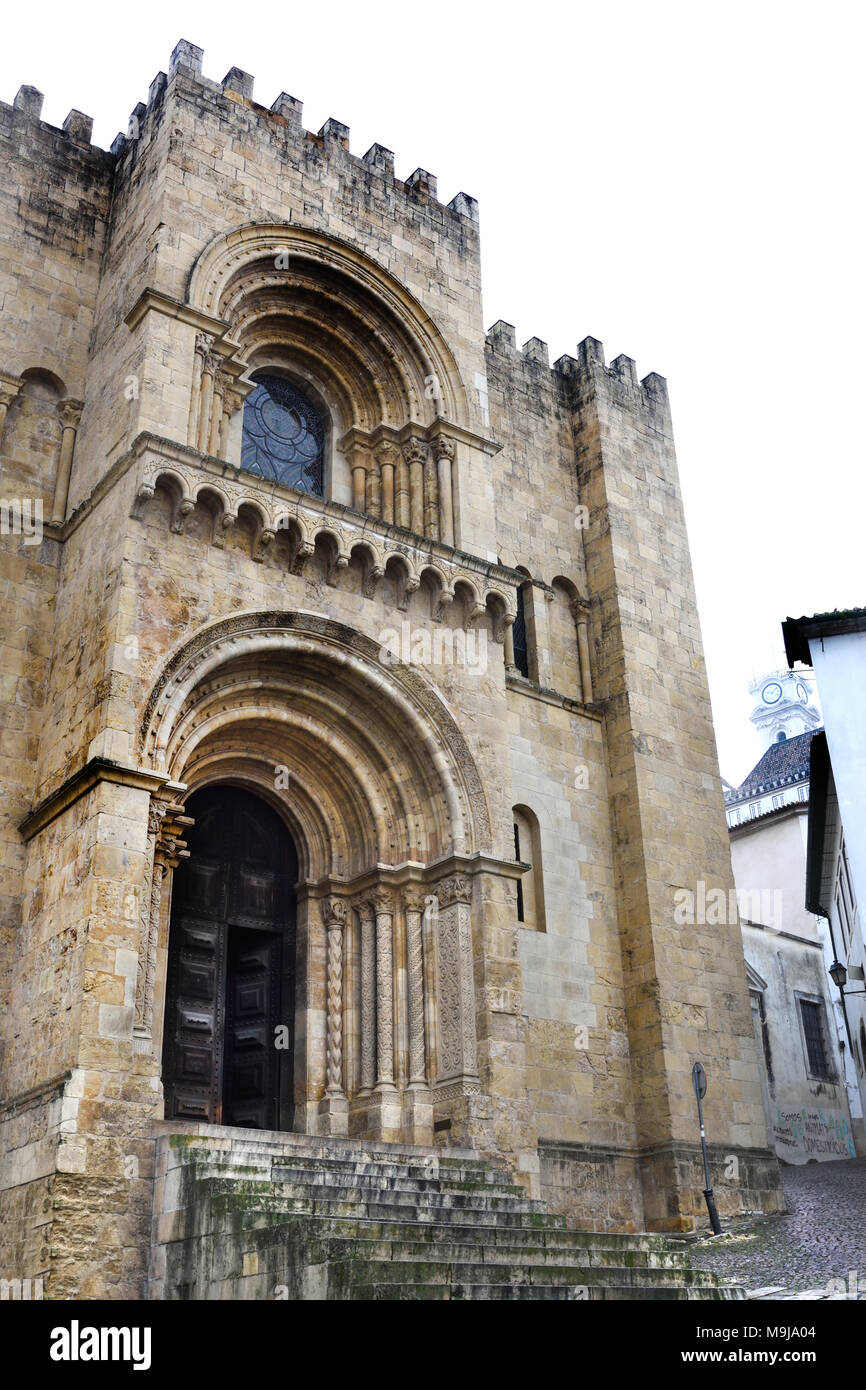 La vecchia cattedrale di Coimbra ( Sé Velha de Coimbra ) Il Romanico chiesa cattolica romana. Costruzione del Sé Velha è iniziata dopo la battaglia di Ourique (1139) del XII secolo il portoghese in Portogallo Foto Stock