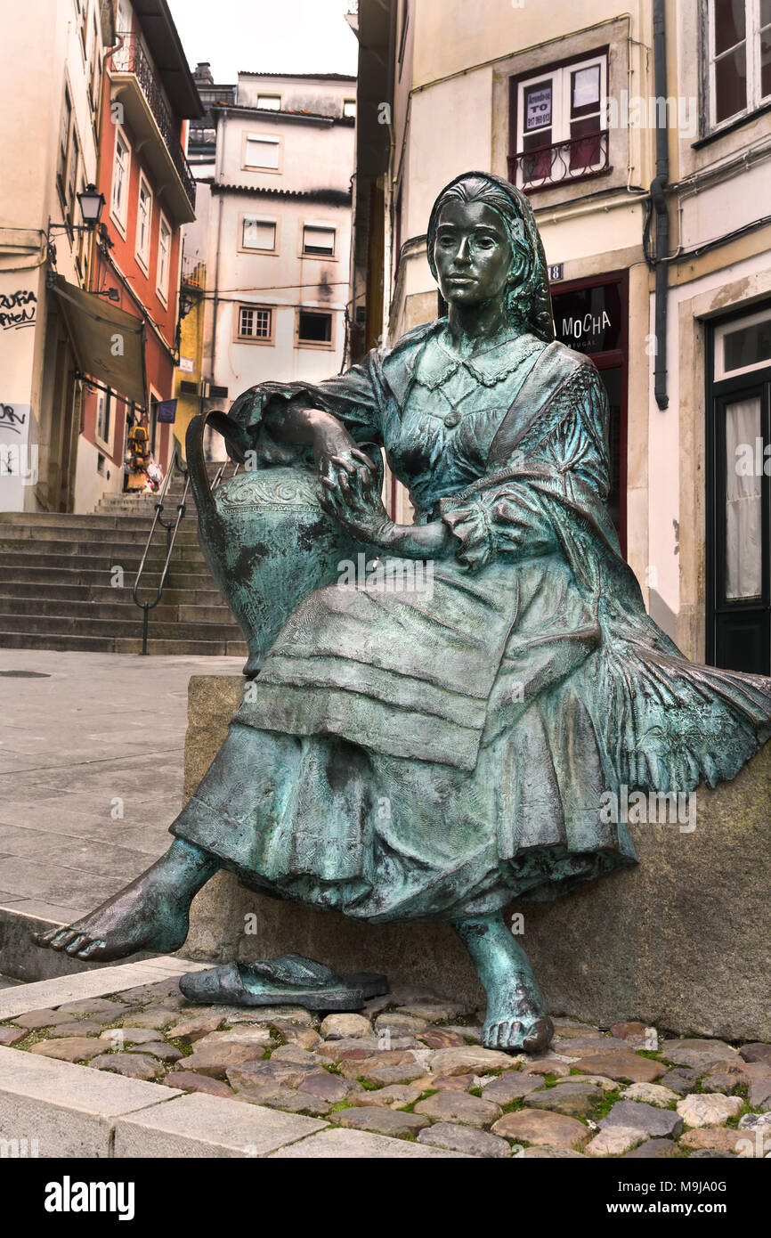 Statua del Tricana di Coimbra in Rua de Quebra Costas ( Coimbra Portogallo portoghese ( femmina vettore acqua ) Foto Stock