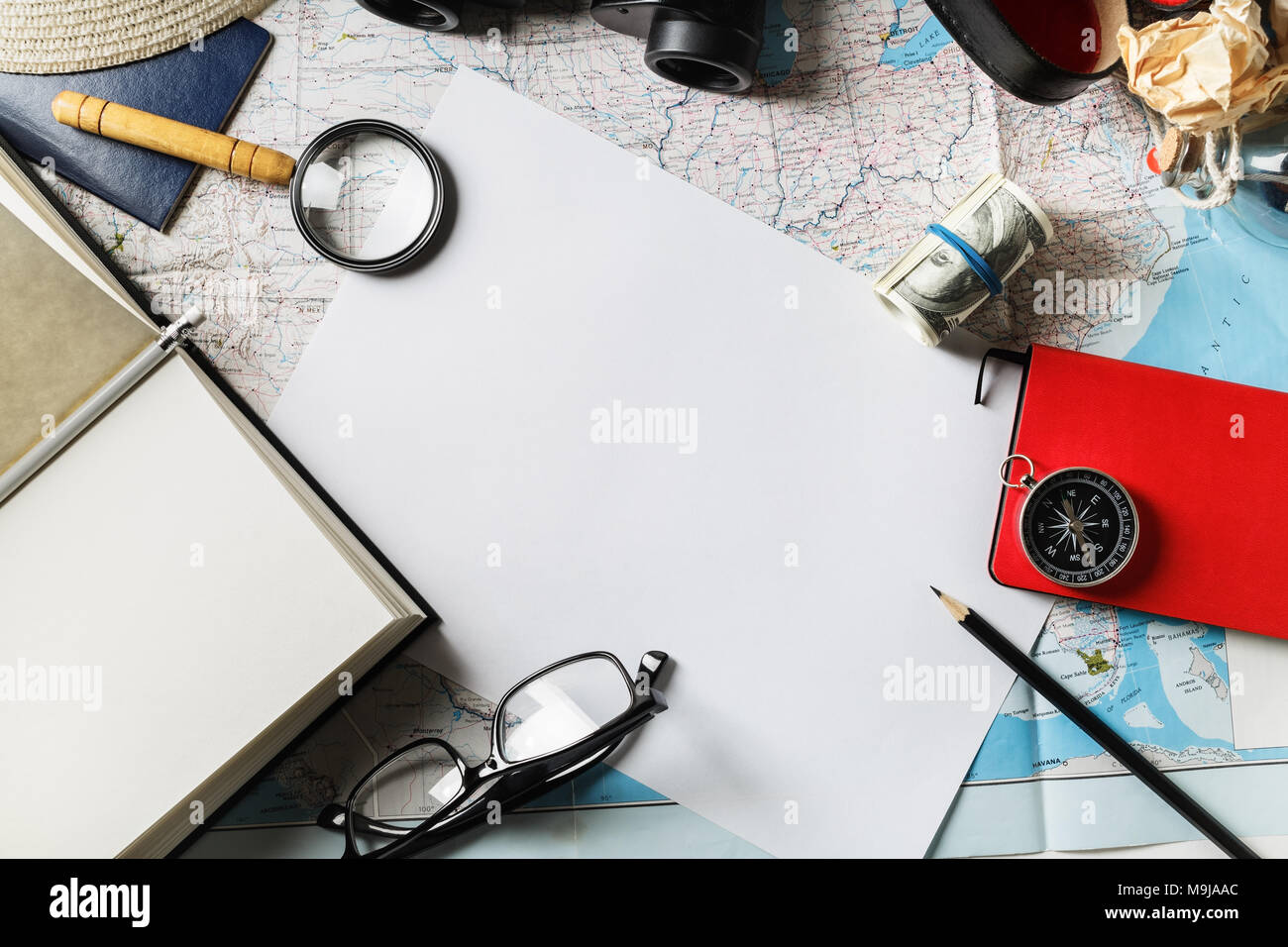 Attrezzature di viaggio dello sfondo. Abbigliamento e accessori del viaggiatore. Lay piatto. Foto Stock