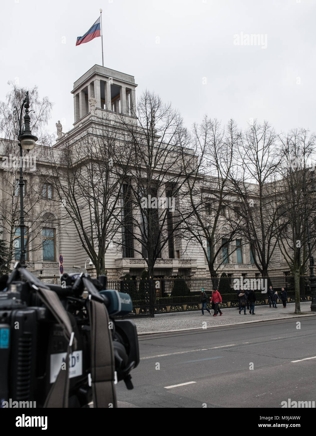 26 marzo 2018, Germania Berlino: una telecamera è collocata di fronte all'ambasciata russa. A causa della vicenda Skripal, USA e 14 membri all' interno dell' Unione europea espulso diplomatici russi. Il governo tedesco espulsi 4 diplomatici. Foto: Paolo Zinken/dpa Foto Stock