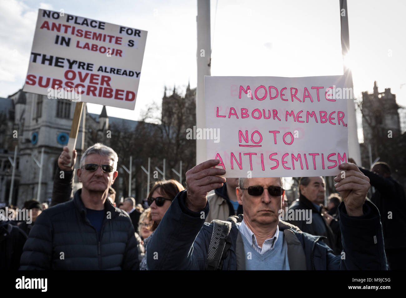 Londra, Regno Unito. 26 marzo, 2018. Centinaia di manifestanti, compresi i membri della comunità ebraica di dimostrare contro l' antisemitismo in piazza del Parlamento. Leader laburista Jeremy Corbyn ha ammesso che vi è un problema con l' antisemitismo entro il partito laburista che il partito ha ancora da risolvere. Credito: Guy Corbishley/Alamy Live News Foto Stock