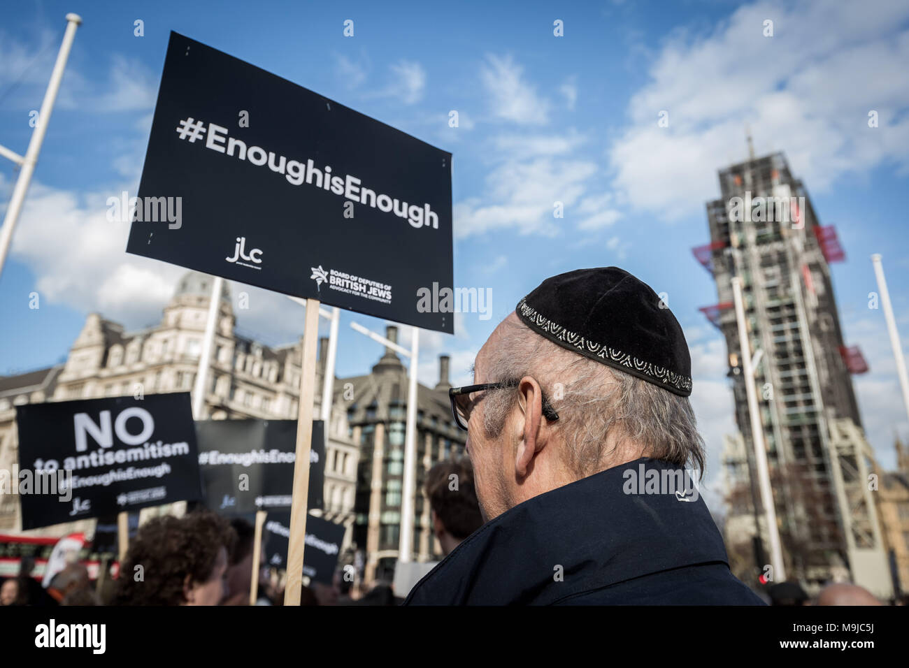 Londra, Regno Unito. 26 marzo, 2018. Centinaia di manifestanti, compresi i membri della comunità ebraica di dimostrare contro l' antisemitismo in piazza del Parlamento. Leader laburista Jeremy Corbyn ha ammesso che vi è un problema con l' antisemitismo entro il partito laburista che il partito ha ancora da risolvere. Credito: Guy Corbishley/Alamy Live News Foto Stock