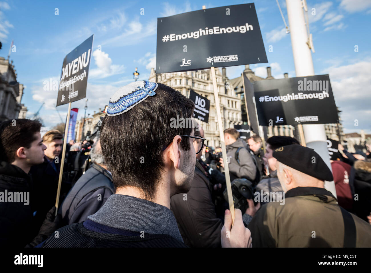 Londra, Regno Unito. 26 marzo, 2018. Centinaia di manifestanti, compresi i membri della comunità ebraica di dimostrare contro l' antisemitismo in piazza del Parlamento. Leader laburista Jeremy Corbyn ha ammesso che vi è un problema con l' antisemitismo entro il partito laburista che il partito ha ancora da risolvere. Credito: Guy Corbishley/Alamy Live News Foto Stock