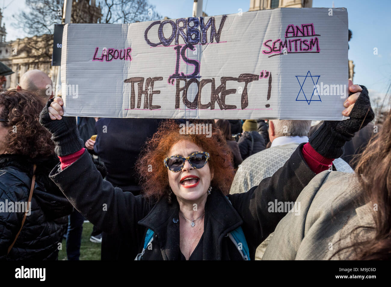 Londra, Regno Unito. 26 marzo, 2018. Centinaia di manifestanti, compresi i membri della comunità ebraica di dimostrare contro l' antisemitismo in piazza del Parlamento. Leader laburista Jeremy Corbyn ha ammesso che vi è un problema con l' antisemitismo entro il partito laburista che il partito ha ancora da risolvere. Credito: Guy Corbishley/Alamy Live News Foto Stock