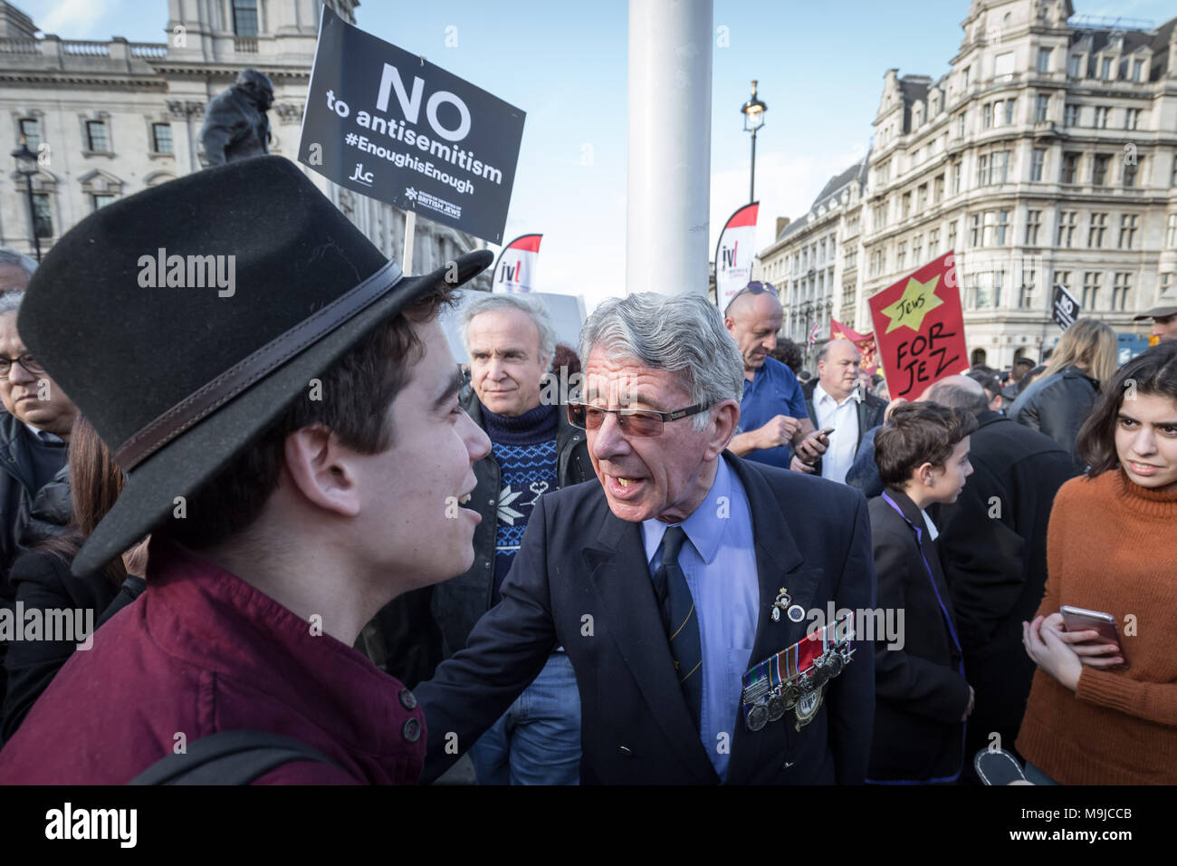 Londra, Regno Unito. 26 marzo, 2018. Un Ebreo ex membro delle forze armate e sostenitore del lavoro dibattiti con un esplicito attivista sionista (L) durante la protesta. Centinaia di manifestanti, compresi i membri della comunità ebraica di dimostrare contro l' antisemitismo in piazza del Parlamento. Leader laburista Jeremy Corbyn ha ammesso che vi è un problema con l' antisemitismo entro il partito laburista che il partito ha ancora da risolvere. Credito: Guy Corbishley/Alamy Live News Foto Stock