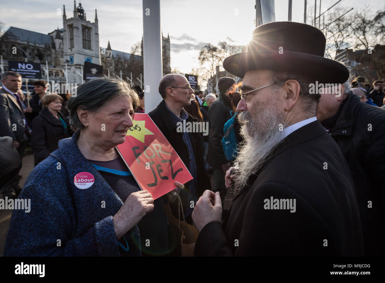 Londra, Regno Unito. 26 marzo, 2018. Un Jeremy Corbyn sostenitore (L) discussioni con un membro britannico della comunità ebraica (R) durante la protesta. Centinaia di manifestanti, compresi i membri della comunità ebraica di dimostrare contro l' antisemitismo in piazza del Parlamento. Leader laburista Jeremy Corbyn ha ammesso che vi è un problema con l' antisemitismo entro il partito laburista che il partito ha ancora da risolvere. Credito: Guy Corbishley/Alamy Live News Foto Stock