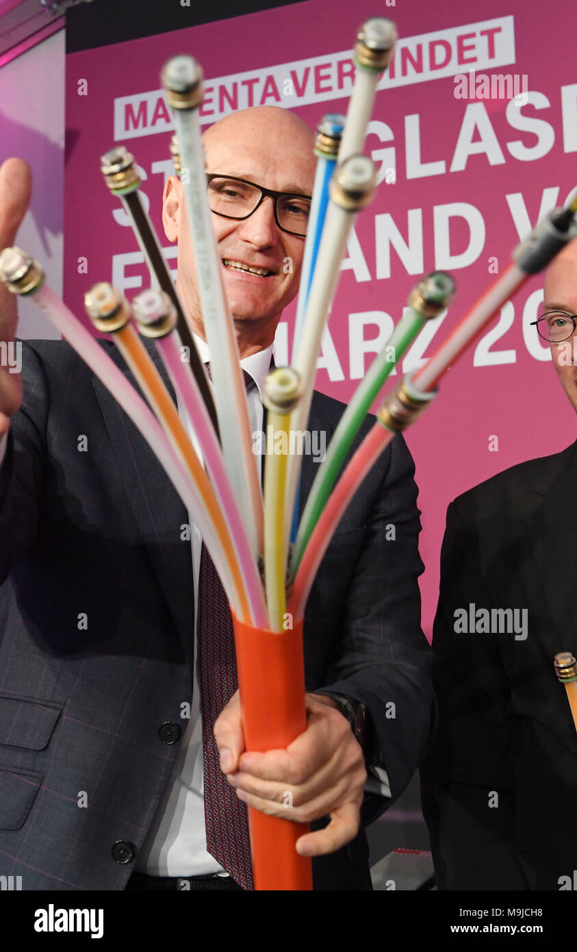 26 marzo 2018, Germania, Klein Kedingshagen: Timoteo Hoettges, CEO di German Telekom, presenta i tubi colorati per fibre ottiche durante l'inaugurazione per l'espansione della banda larga. Telekom ha iniziato la loro più grande progetto di potenziamento della rete in fibra ottica in un piccolo villaggio accanto a Stralsund. Foto: Stefan Sauer/dpa Foto Stock