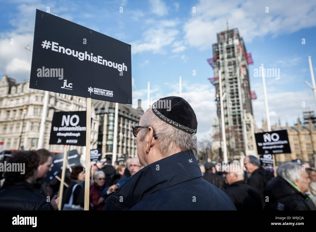 Londra, Regno Unito. 26 marzo, 2018. Centinaia di manifestanti, compresi i membri della comunità ebraica di dimostrare contro l' antisemitismo in piazza del Parlamento. Leader laburista Jeremy Corbyn ha ammesso che vi è un problema con l' antisemitismo entro il partito laburista che il partito ha ancora da risolvere. Credito: Guy Corbishley/Alamy Live News Foto Stock