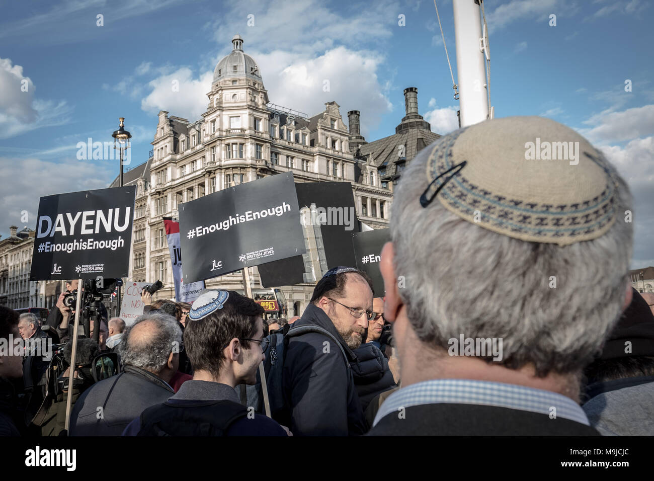 Londra, Regno Unito. 26 marzo, 2018. Centinaia di manifestanti, compresi i membri della comunità ebraica di dimostrare contro l' antisemitismo in piazza del Parlamento. Leader laburista Jeremy Corbyn ha ammesso che vi è un problema con l' antisemitismo entro il partito laburista che il partito ha ancora da risolvere. Credito: Guy Corbishley/Alamy Live News Foto Stock