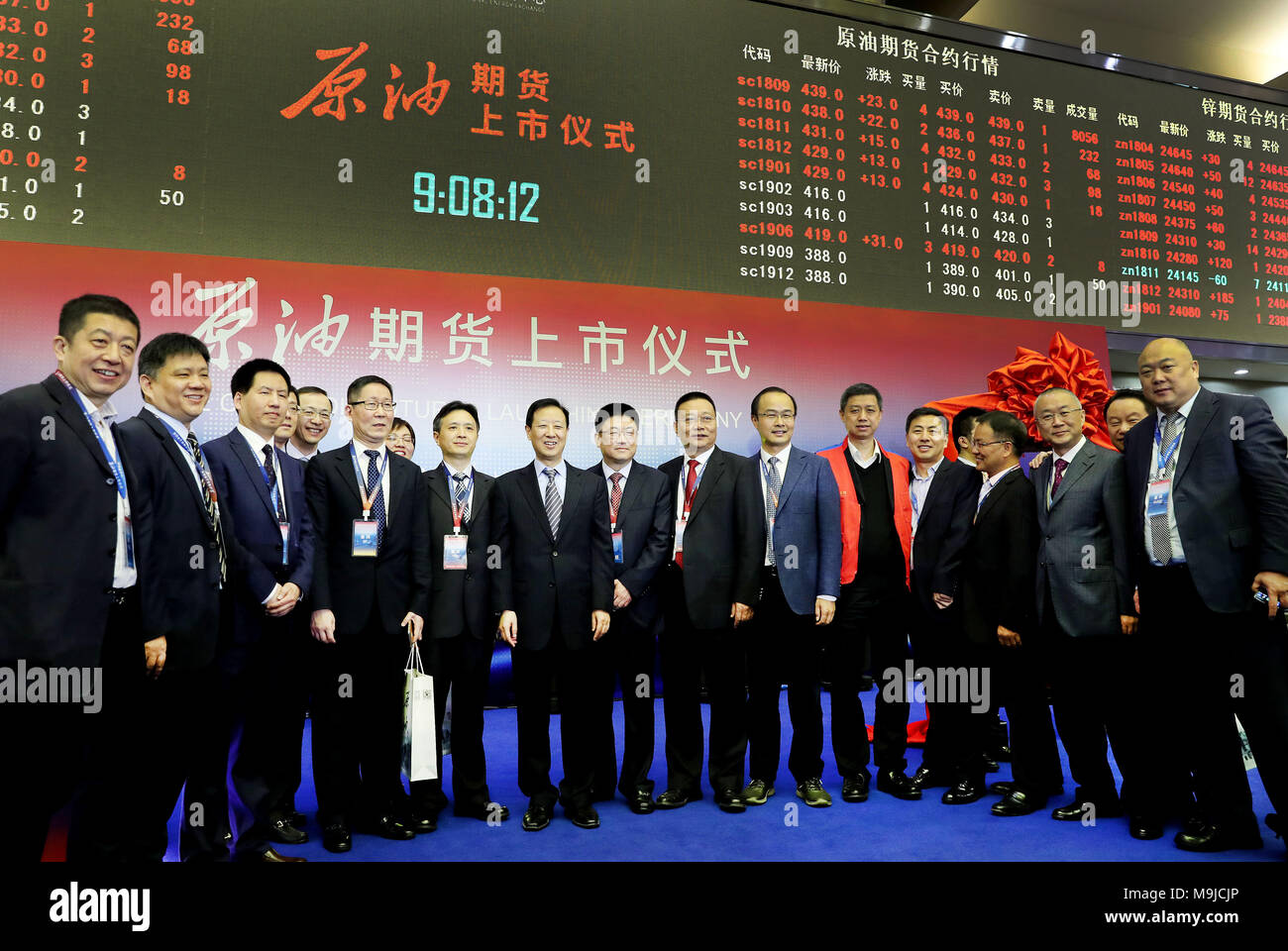Pechino, Cina. 26 Mar, 2018. Gli ospiti posano per una foto di gruppo alla cerimonia del varo della negoziazione di Cina yuan-dominato olio grezzo contratti futures nell est della Cina di Shanghai, Marzo 26, 2018. La Cina ha lanciato il commercio di olio grezzo contratti futures allo Shanghai International Energy Exchange su lunedì nel suo costante movimento di apertura del settore finanziario. È stato il primo contratti futures elencati sulla Cina sulla terraferma a investitori stranieri, mettendo gli investitori nazionali e stranieri su un piano di parità. Credito: Fang Zhe/Xinhua/Alamy Live News Foto Stock