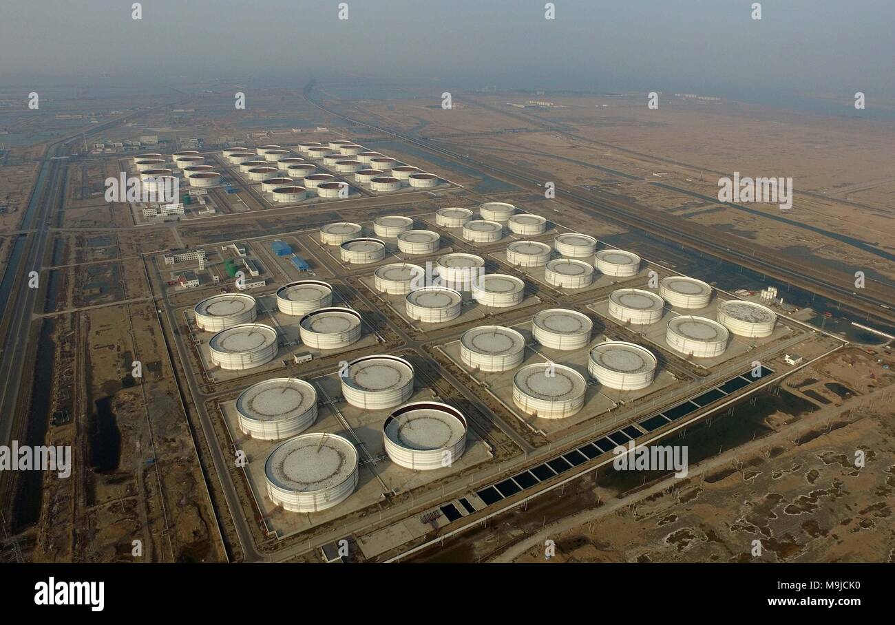 Pechino, Cina. Xxi Mar, 2016. Foto scattata il 21 marzo 2016 mostra nazionale di petrolio greggio aggregato soggetto a riserva al Nangang Zona Industriale di Tianjin, Cina del nord. La Cina ha lanciato il commercio di olio grezzo contratti futures allo Shanghai International Energy Exchange su lunedì nel suo costante movimento di apertura del settore finanziario. È stato il primo contratti futures elencati sulla Cina sulla terraferma a investitori stranieri, mettendo gli investitori nazionali e stranieri su un piano di parità. Credito: Yue Yuewei/Xinhua/Alamy Live News Foto Stock