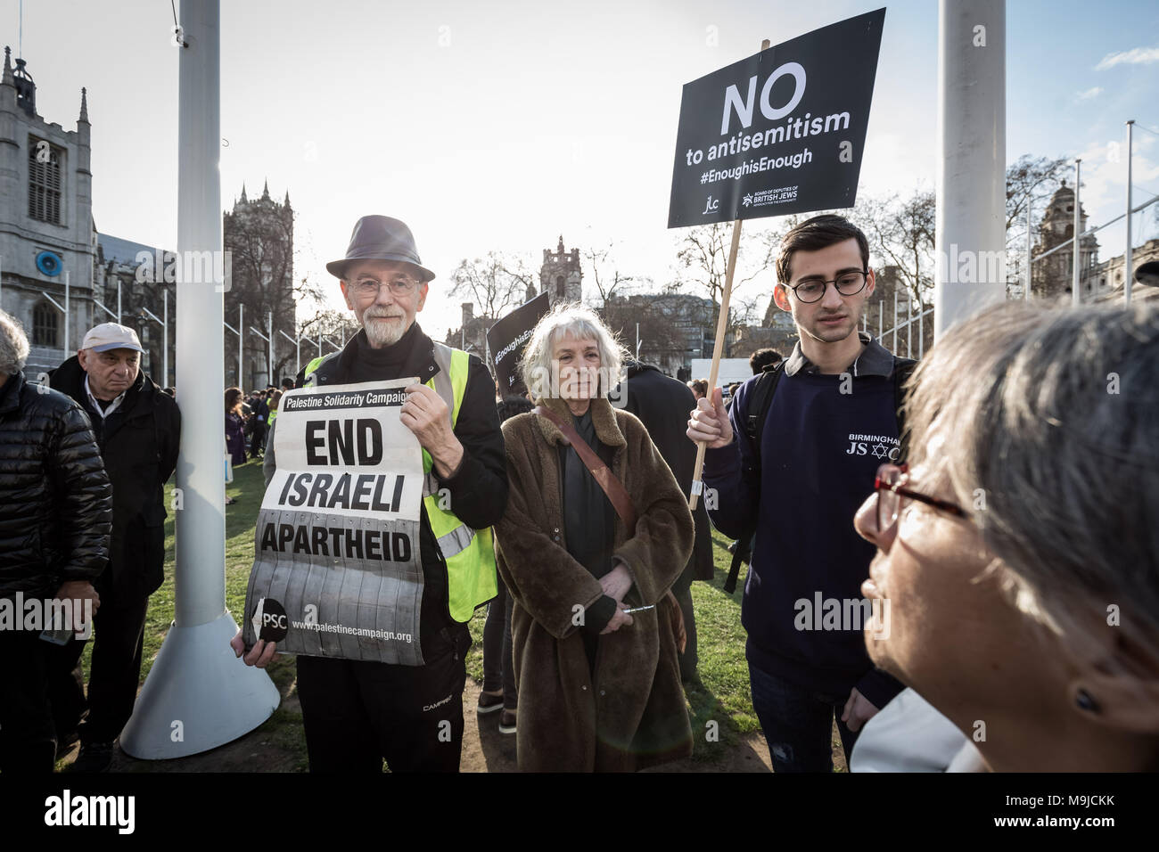 Londra, Regno Unito. 26 marzo, 2018. Centinaia di manifestanti, compresi i membri della comunità ebraica di dimostrare contro l' antisemitismo in piazza del Parlamento. Leader laburista Jeremy Corbyn ha ammesso che vi è un problema con l' antisemitismo entro il partito laburista che il partito ha ancora da risolvere. Credito: Guy Corbishley/Alamy Live News Foto Stock
