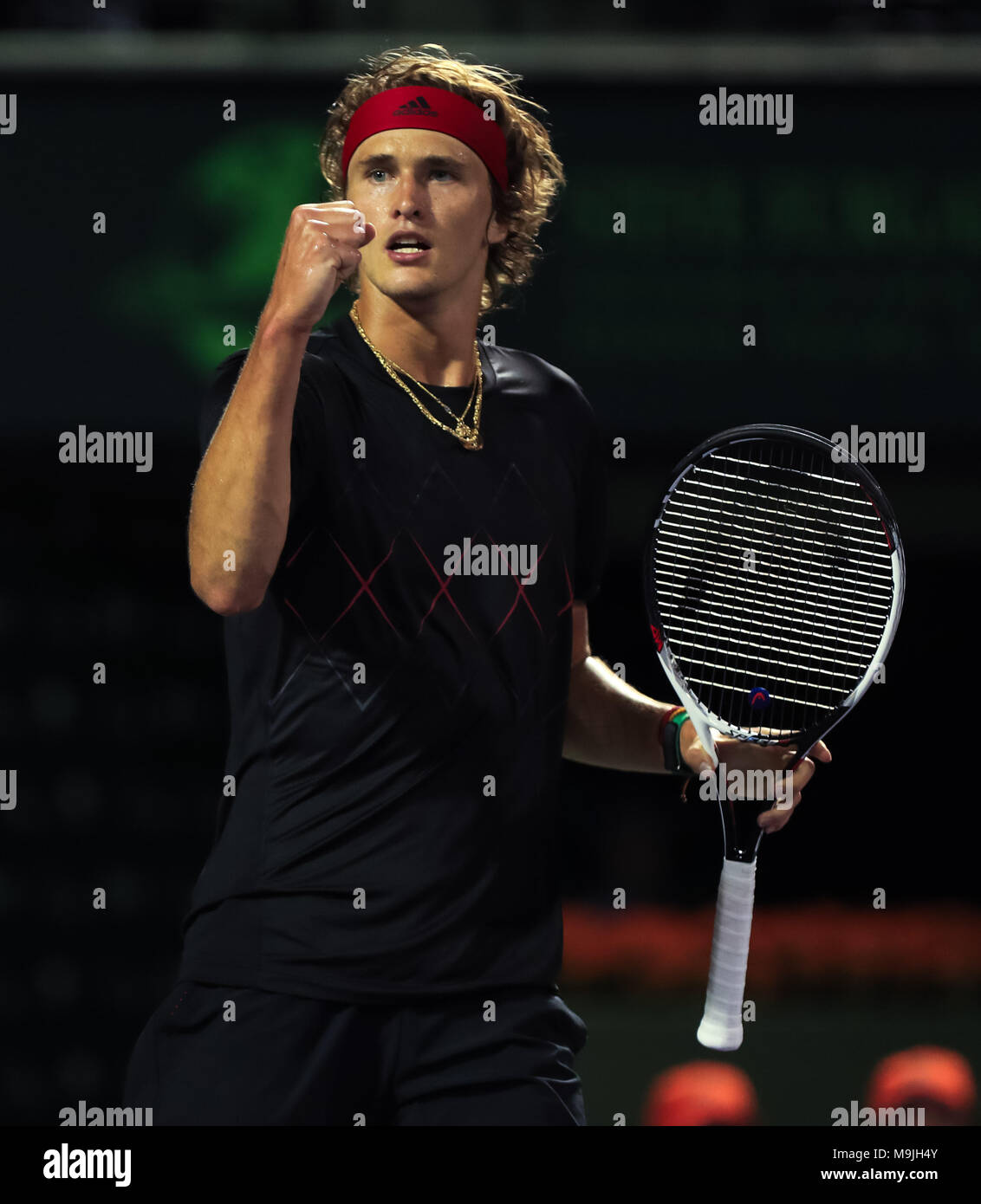 Key Biscayne, Florida, Stati Uniti d'America. 26 Mar, 2018. Alexander Zverev delle pompe in Germania un pugno come egli vince un punto decisivo contro David Ferrer della Spagna durante il giorno 9 del 2018 Miami Open presentato da Itau professional tennis tournament, giocato al Crandon Park Tennis Center di Key Biscayne, Florida, Stati Uniti d'America. Zverev ha vinto 2-6, 6-2, 6-4. Mario Houben/CSM/Alamy Live News Foto Stock