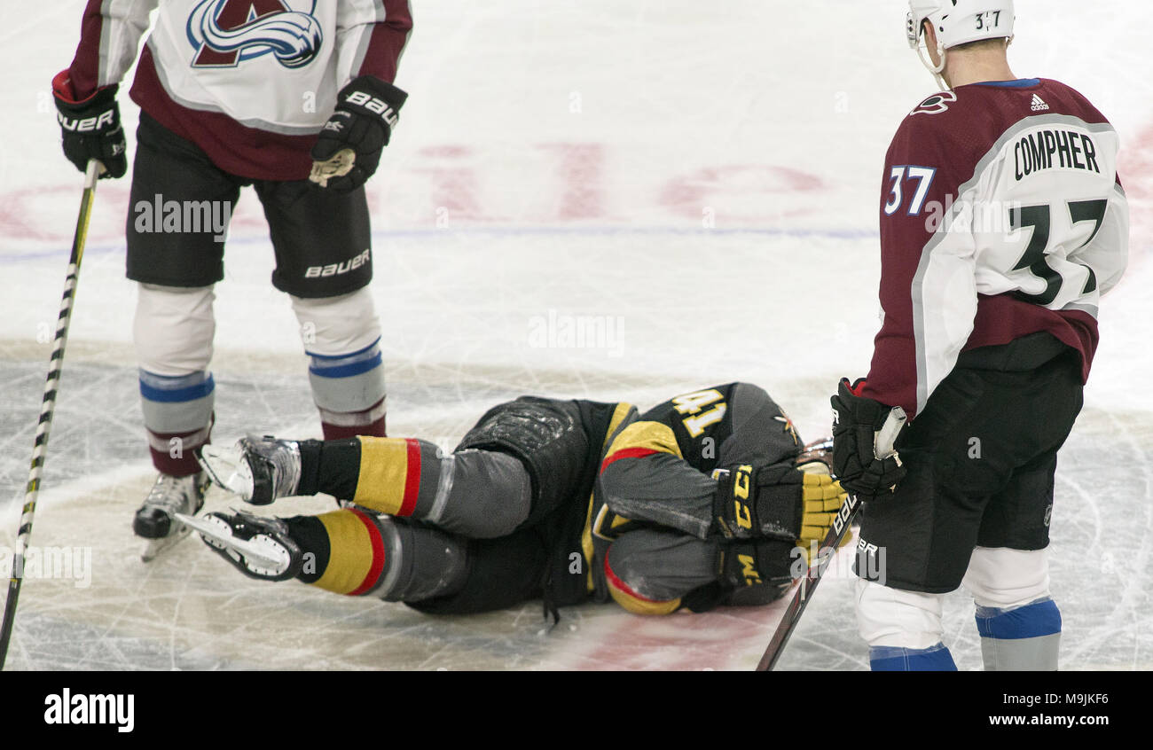 Las Vegas, Nevada, USA. 26 Mar, 2018. Vegas Golden Knights ala sinistra Pierre-Edouard Bellemare (41) reagisce a una stick per il viso dopo una face off con il Colorado Avalanche durante il secondo periodo di un gioco di NHL a T-Mobile Arena lunedì 26 marzo, 2018 a Las Vegas. L.E. Credito Baskow: L.E. Baskow/ZUMA filo/Alamy Live News Foto Stock