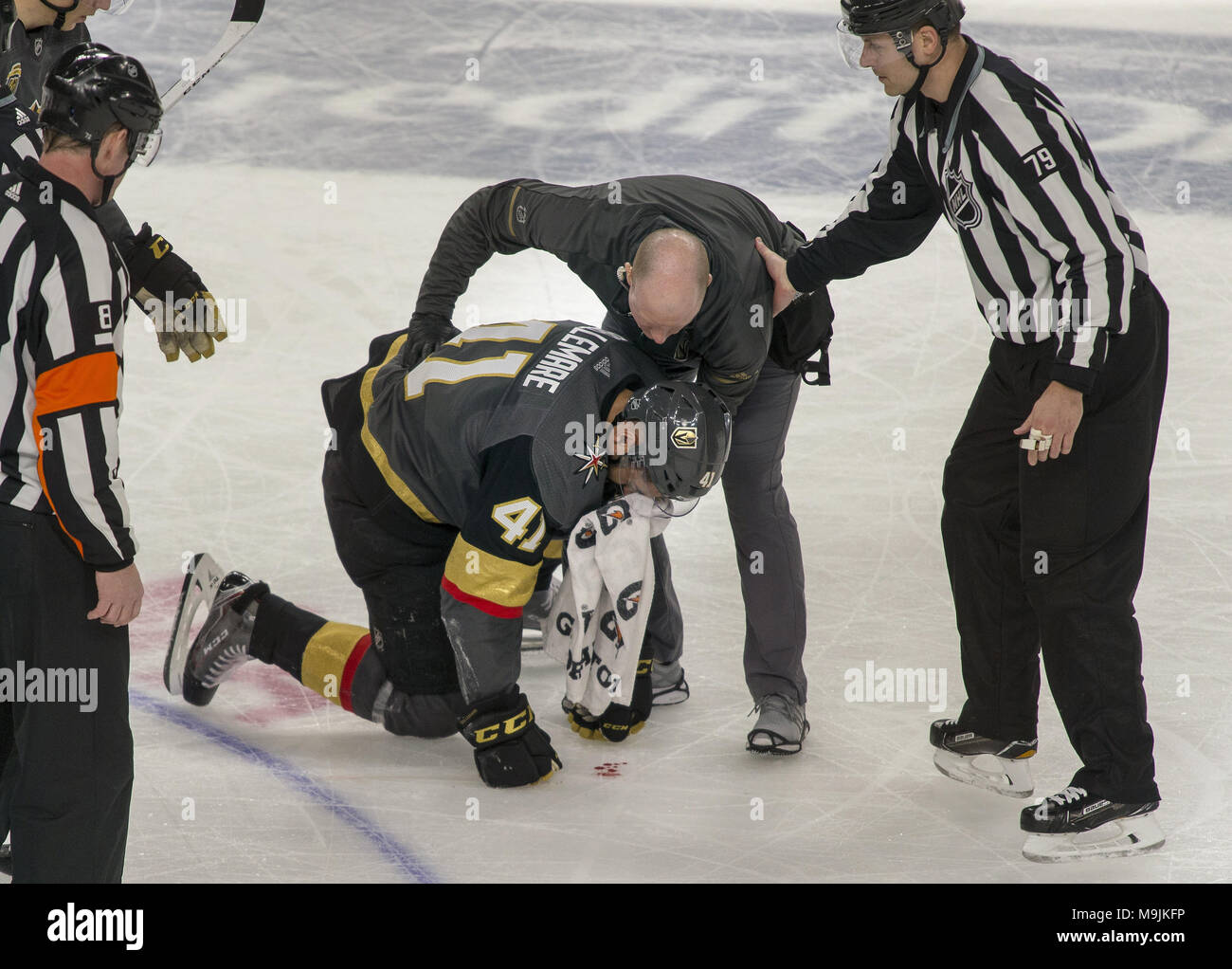 Las Vegas, Nevada, USA. 26 Mar, 2018. Vegas Golden Knights ala sinistra Pierre-Edouard Bellemare (41) riceve attenzione medica da uno stick per il viso dopo una face off con il Colorado Avalanche durante il secondo periodo di un gioco di NHL a T-Mobile Arena lunedì 26 marzo, 2018 a Las Vegas. L.E. Credito Baskow: L.E. Baskow/ZUMA filo/Alamy Live News Foto Stock