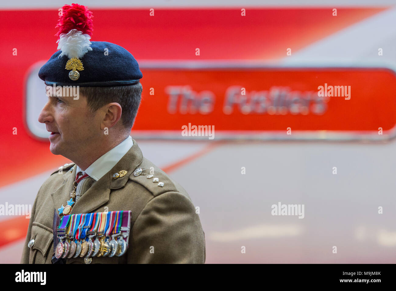 Kings Cross, Regno Unito. 27 Mar, 2018. Il colonnello del Reggimento, Maggiore Generale Paolo Nanson CBE (nella foto) che ufficialmente denominato il treno assieme a David Horne. - 'L' Fusiliers treno. Royal reggimento di Fusiliers è onorato con la denominazione di un Virgin Trains Classe 91 locomotore per contrassegnare i suoi cinquanta anni di anniversario. I rappresentanti dal primo e quinto Fusiliers fornito una guardia d'onore insieme con il colonnello del Reggimento, Maggiore Generale Paolo Nanson CBE che ufficialmente denominato il treno assieme a David Horne, Virgin Trains " gestione del credito: Guy Bell/Alamy Live News Foto Stock