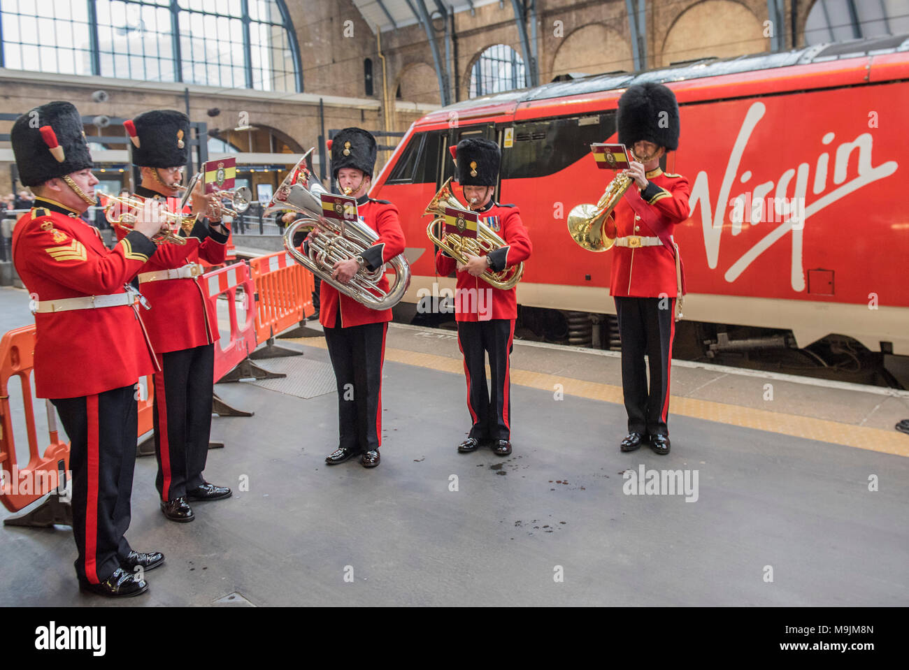 Kings Cross, Regno Unito. 27 Mar, 2018. Un samml parte della banda del Reggimento intrattiene prima la denominazione - 'L' Fusiliers treno. Royal reggimento di Fusiliers è onorato con la denominazione di un Virgin Trains Classe 91 locomotore per contrassegnare i suoi cinquanta anni di anniversario. I rappresentanti dal primo e quinto Fusiliers fornito una guardia d'onore insieme con il colonnello del Reggimento, Maggiore Generale Paolo Nanson CBE che ufficialmente denominato il treno assieme a David Horne, Virgin Trains' managing director per la costa est del percorso. Credito: Guy Bell/Alamy Live News Foto Stock