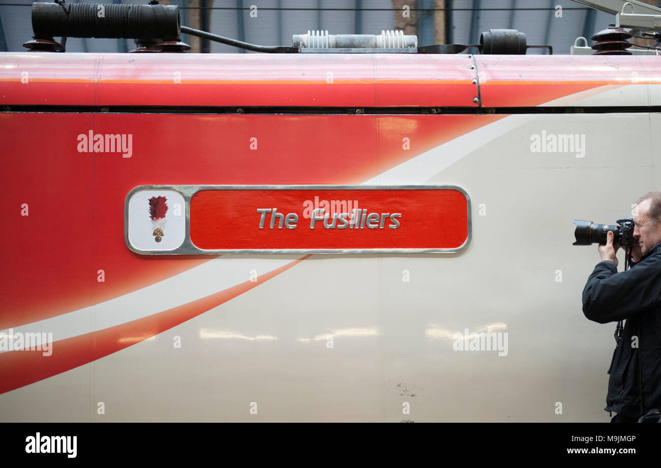 Kings Cross, London, Regno Unito. Il 27 marzo 2018. Il reggimento reale di Fusiliers è onorato con la denominazione di un Virgin Trains Classe 91 locomotore per segnare il suo 50 anniversario. I nomi speciali e la cerimonia di inaugurazione di 'L' Fusiliers treno ha avuto luogo martedì 27 marzo 2018 a Londra Kings Cross. I rappresentanti dal primo e quinto Fusiliers forniscono una guardia d'onore insieme con il colonnello del Reggimento, Maggiore Generale Paolo Nanson CBE che ufficialmente denominato il treno assieme a David Horne, Virgin Trains' managing director per la costa est del percorso. Credito: Malcolm Park/Alamy Live News Foto Stock