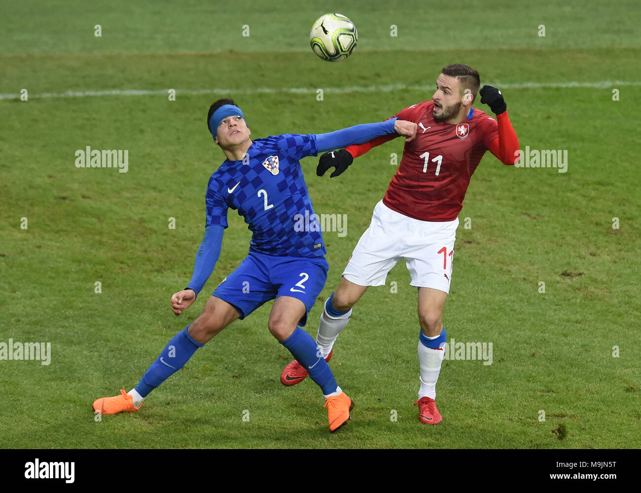 Karvina, Repubblica Ceca. 23 Mar, 2018. ***FILE FOTO*** L-R Fran Karacic (CRO) e Tomas Zajic (CZE) in azione durante la UEFA Europei Under-21 il qualificatore corrispondono, gruppo 1, Repubblica Ceca vs Croazia, a Karvina, Repubblica Ceca, il 23 marzo 2018. Credito: Jaroslav Ozana/CTK foto/Alamy Live News Foto Stock