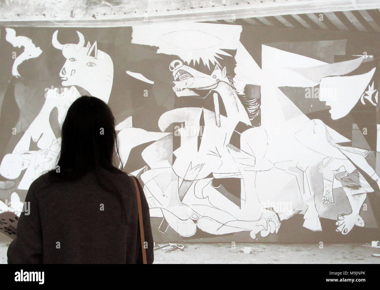 23 marzo 2018, Francia, Parigi: un visitatore guardando il dipinto 'Les états de Guernica im Atelier des Grands-Augustins' da Maar nel 'Guernica' mostra al Museo di Picasso. La mostra è stata inaugurata il 27 marzo e rimarrà aperta fino al 29 luglio 2018. Foto: Sabine Glaubitz/dpa Foto Stock