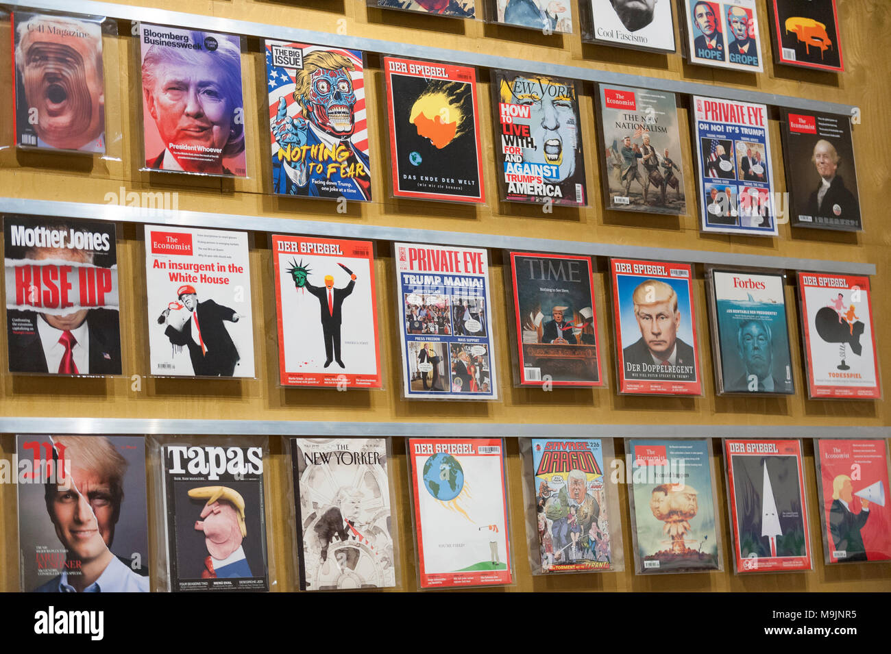 Londra, Regno Unito. Il 27 marzo 2018. Londra, Regno Unito. Il 27 marzo 2018. Rivista internazionale coperchi anteriori durante il Trump Clinton campagna presidenziale di gara. Anteprima di "Speriamo di no: Grafica e politica 2008-18", una mostra di esaminare la politica di progettazione grafica di un decennio turbolento che racchiude il 2008 crollo finanziario, Barack Obama presidenza, Brexit e Donald Trump assumerà la presidenza. La mostra si svolge presso il Museo del Design 28 Marzo al 12 agosto 2018. Credito: Stephen Chung / Alamy Live News Foto Stock