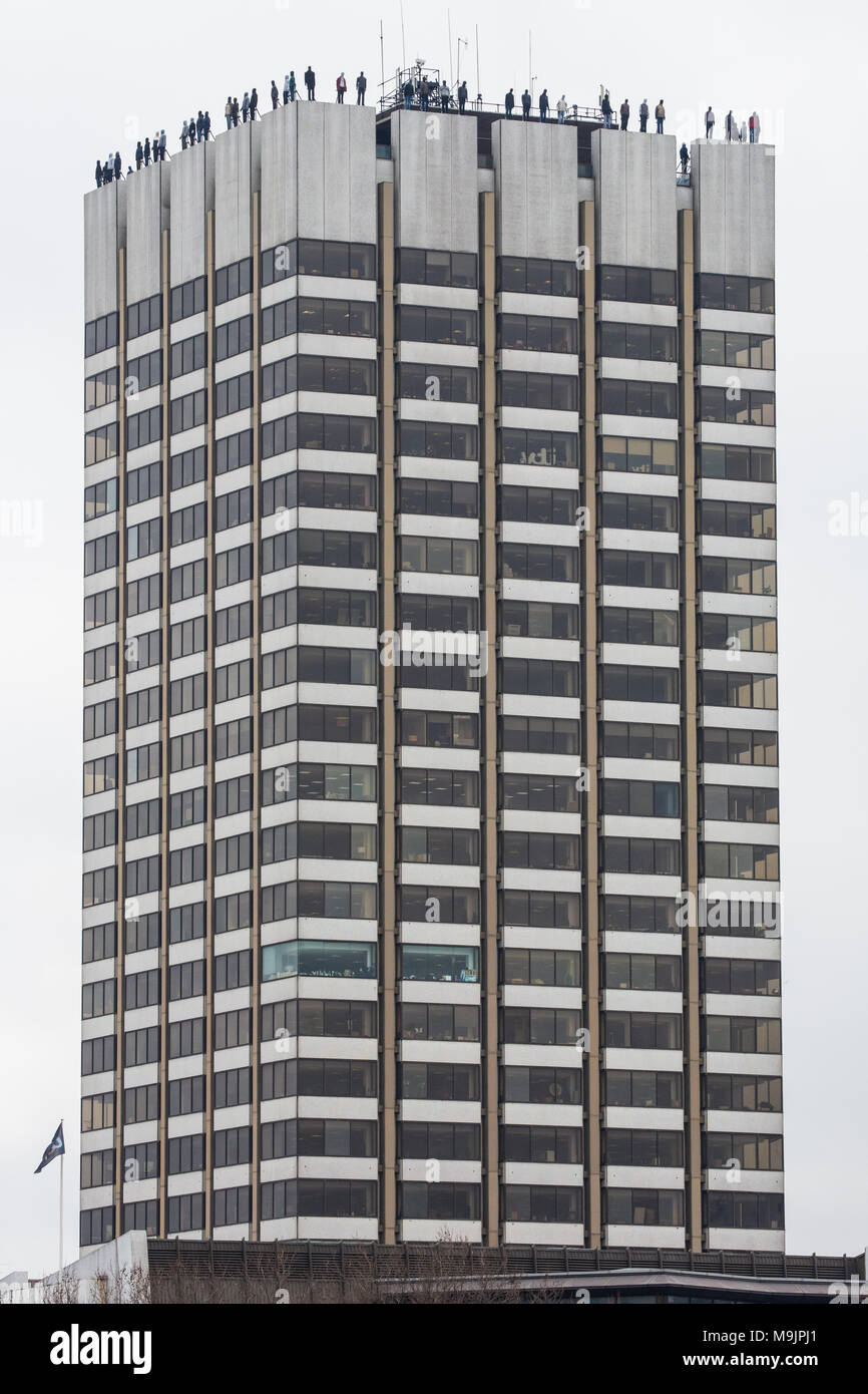 Londra, Regno Unito. Il 27 marzo, 2018. 84 a grandezza naturale le sculture di Mark Jenkins è stato posizionato sulla parte superiore della ITV Centro Televisivo edificio come parte del progetto 84 dalla carità calma (campagna contro vivere miseramente) per rappresentare i 84 uomini che prendere la propria vita nel Regno Unito ogni settimana e in modo da aumentare la consapevolezza dei maschi di suicidio. Il suicidio maschile è il più grande killer di uomini di età inferiore ai 45 nel Regno Unito. Credito: Mark Kerrison/Alamy Live News Foto Stock